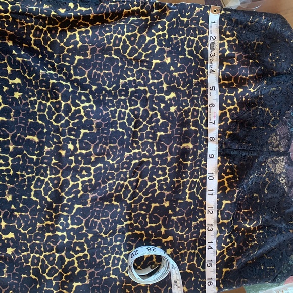 Fabulous silk leopard-print cami! Etched in lace. - Picture 6 of 7
